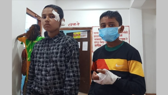 बैतडीमा पुल भत्किँदा विद्यालय गइरहेका २ बालक घाइते