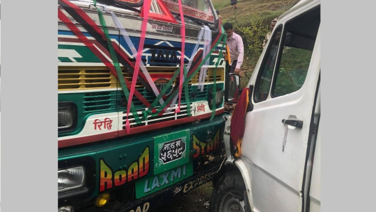बैतडीमा हाइस र टेलर ठोक्किँदा ५ जना घाइते