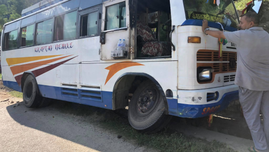 धनगढीबाट छुटेको बस नालीमा छिरेपछि...