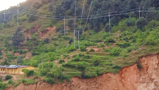 बैतडीमा गाउँ-गाउँमा बिजुली पुर्‍याएका मजदुरको चुल्हो बलेन