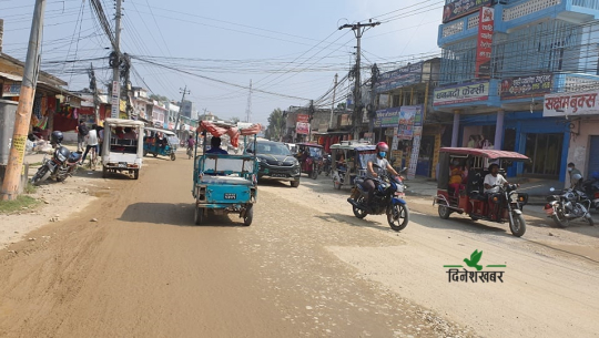 कालोपत्रे गरेको ७ महिनामै धनगढीको मुख्य सडक भत्किएपछि खाल्टाखुल्टी पुरिँदै