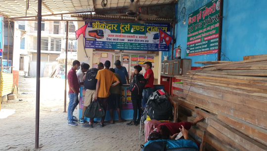 भारत जान टिकट काट्दै नेपाली/फेटो : दिनेशखबर