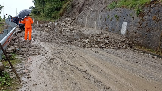 सुदूर पहाडका राजमार्गमा जहिले पहिरो, २० घण्टासम्म सूचारु नहुँदा यात्रुलाई पीडा