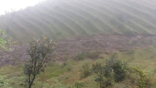 बैतडीको पुर्चौडीमा पहिरोले घर पुरियो