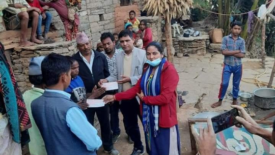 बैतडीमा पहिरोपीडित परिवारलाई १ लाख ५० हजार प्रदान