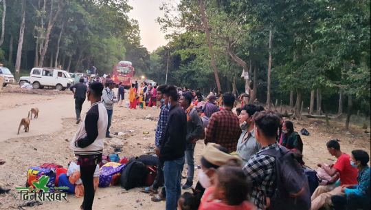 गौरीफन्टा नाकाको नफेरिएको दृश्य : परेली भिजाएर भारत पस्छन् नेपाली