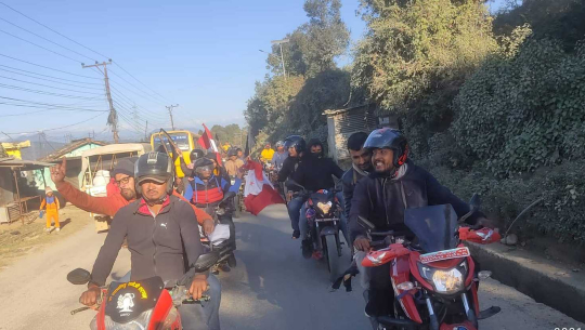 डडेल्धुरामा एकलौटी ढंगले अधिवेशन गरेको भन्दै काँग्रेसको असन्तुष्ट पक्षद्वारा प्रदर्शन