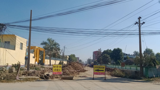 धनगढीमा क्षेत्रीय सहरीमार्फत निर्माण हुने सडकबाट भौतिक संरचना हटाउनै बाँकी