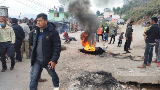 अछाम बस दुर्घटनाः मृतकका आफन्तलाई क्षतिपूर्ति दिनुपर्ने माग गर्दै आन्दोलनको घोषणा