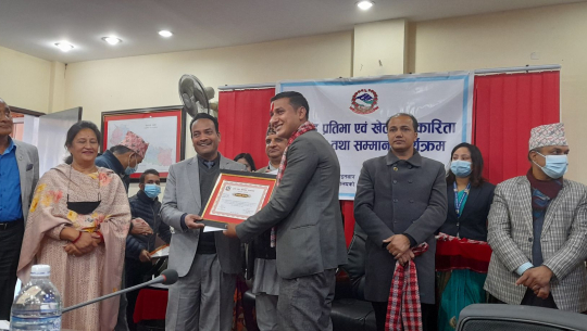 बैतडीका पत्रकार विष्ट ‘खेलकुद पत्रकारिता पुरस्कार’बाट सम्मानित