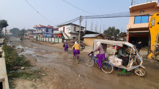 धनगढीमा निर्माणाधीन सडकको गति सुस्त, पुसमा पनि हिलाम्य