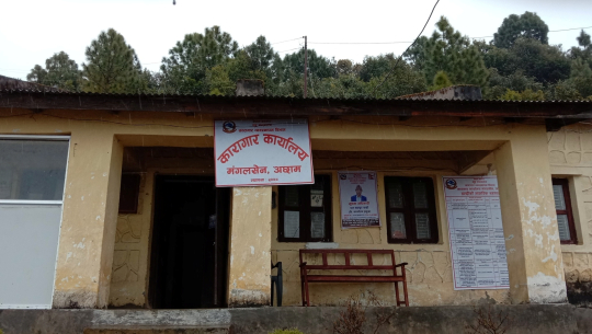 अछाम कारागारका कैदी बाजुरा घुम्दै