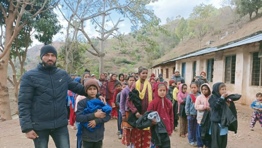 डडेल्धुराका छात्राहरुलाई न्यानो कपडा वितरण