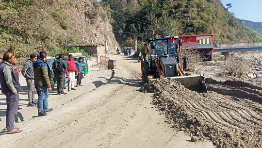 डोटीमा बाढीले क्षति पुर्‍याएको सडक अटो व्यवसायीद्वारा सञ्चालन