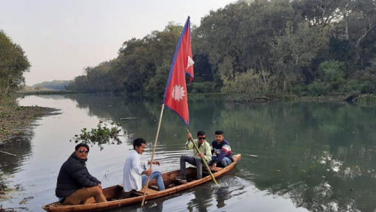 भारतले कब्जा गर्न खोजेको प्यारा तालमा राष्ट्रिय झण्डासहित ढुंगा चलाउदै नेपाली 