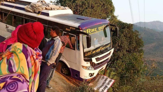 डडेल्धुरामा ठुलो दुर्घटनाबाट जोगियो बस