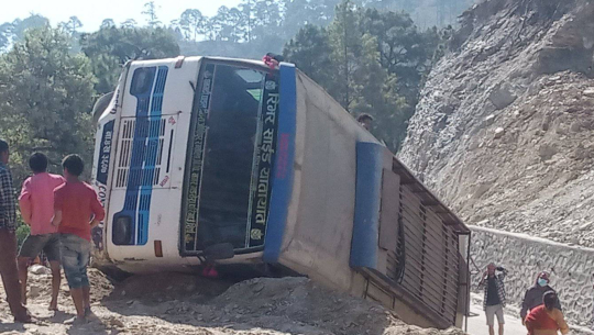 डोटीमा बस पल्टियो