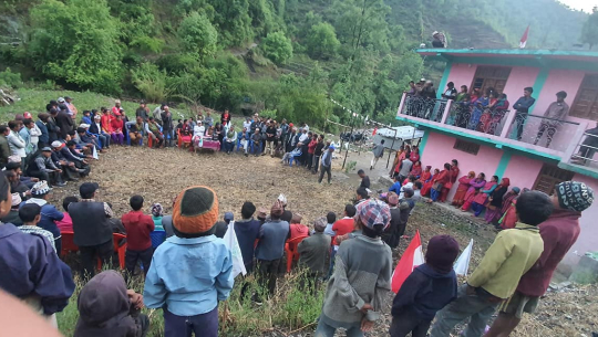बैतडीमा शिक्षकहरु चुनावी प्रचारमा खुलेआम भाषण ठोक्दै, पढाउनै छाडे