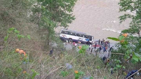 धनगढीबाट अछाम जाँदै गरेको बस सेती नदी किनारमा खस्यो, ७ जना घाइते