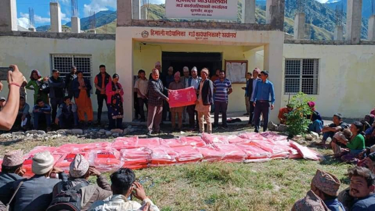 बाजुरामा पहिरोका कारण विस्तापित भएका परिवारलाई राहत वितरण 