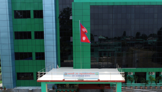 सडक किनार धनगढीमा उपमहानगरले पार्किङ्गस्थल निर्माण गर्दै