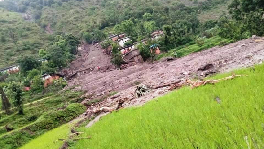 बझाङमा पहिरो : उद्धारमा हिँडेको सेनाको गाडी दुर्घटना