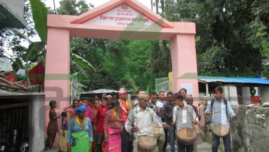 बझाङमा नेताको दवावपछि सरुवा गरिएका सिडिओको स्थानीयद्वारा बाजागाजा सहित विदाई