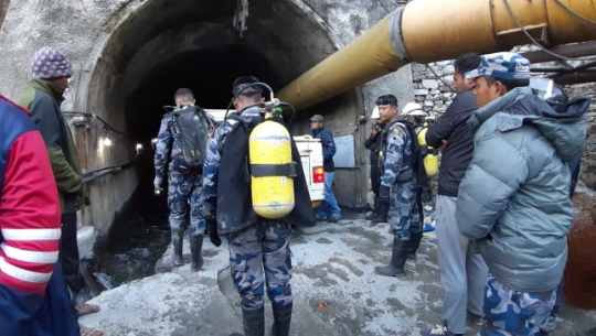 बझाङमा सुरुङमा फसेका एकजना सम्म अझै पुग्न सकेन सशस्त्र प्रहरी