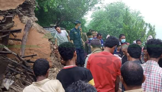 डोटीमा घर भत्किदा एकै परिवारका ४ जनाको मृत्यु