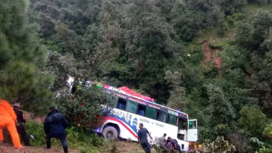 महेन्द्रनगरबाट बैतडीका लागि छुटेको बस दुर्घटना