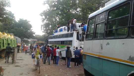 सुदूरपश्चिममा सीमा नाका भएर स्वदेश फर्कनेको संख्या बढ्दै