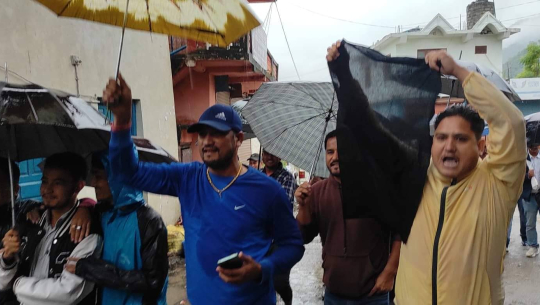 अछाममा ओलीविरुद्ध नाराबाजी, बोहरालाई कालो झण्डा 