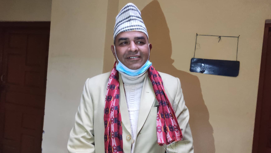 डडेल्धुरामा गठबन्धनका बागी उम्मेदवार डा जोशीले पाए चुनाव चिह्न लाल्टिन