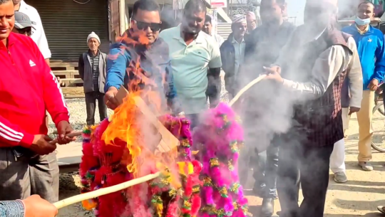 कैलालीको लम्कीमा स्थानीयले जलाए प्लाष्टिकको माला