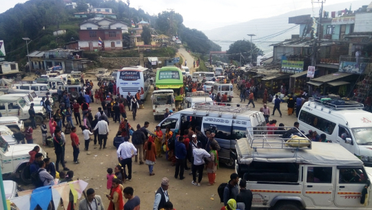 डडेल्धुरा बसपार्कमा तराई जानेहरुको भिड