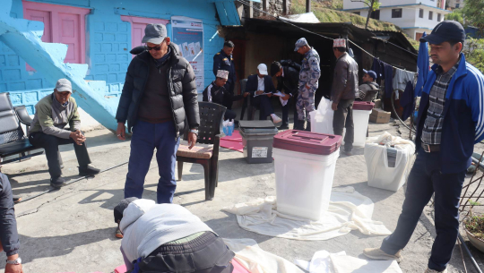 बाजुराका मतदान केन्द्रमा निर्वाचन सामग्रीसहित खटिए कर्मचारी