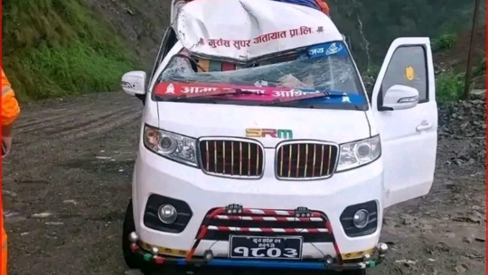 भासु भीरमा गुडिरहेको बोलेरोमा ढुंगा खस्दा चालक घाइते