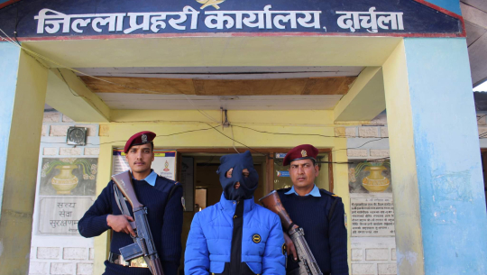 फोटोः अभियुक्त सार्वजनिक गर्दै दार्चुला प्रहरी 