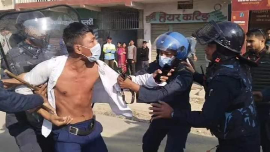 धनगढीमा प्रहरीको बल प्रयोगः बाल मस्तिष्कमा कस्तो प्रभाव पर्छ ? 