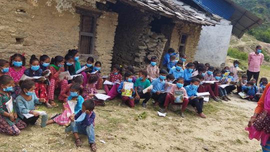 बैतडीको एक विद्यालयमा ताला, एक वर्षदेखि विद्यार्थी खोला किनारमा पढ्न बाध्य