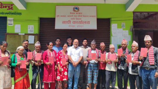 जग्गा नापनक्सा भएको ३८ वर्षपछि पाए परशुरामका बाह्र परिवारले जग्गाको लालपुर्जा 