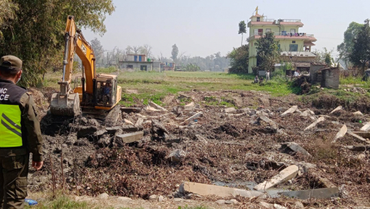 सड्वाबाबा तालमा निर्माण गरिएका ५६ पिलरमा उपमहानगरको डोजर