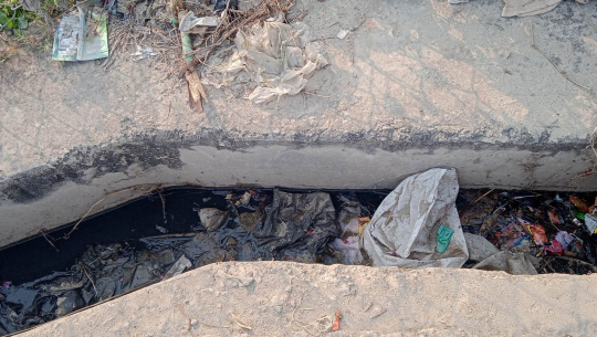 शिवनगरमा नालीमा सेफ्टी टङ्कीको फोहोर बगाएपछि देखिएको दृश्य