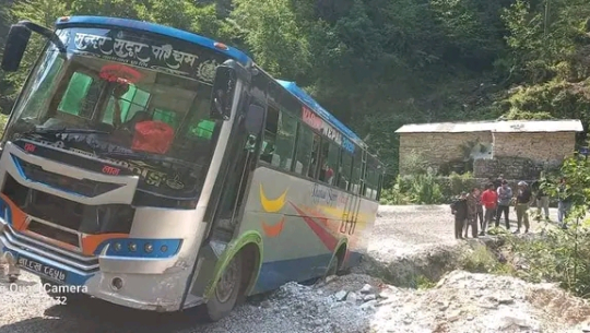 बझाङमा ठूलो दुर्घटनाबाट जोगियो बस