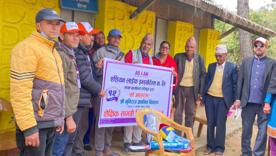 एशियन लाईफद्धारा खेलकुदका सामाग्री सहयोग