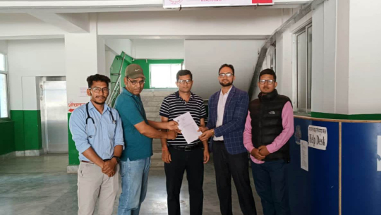 सनराइज बैङ्कद्वारा जिल्ला अस्पताल बझाङलाई डिजिटल घडी हस्तान्तरण