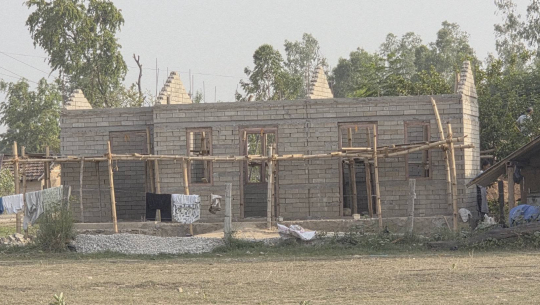 निर्माण भइरहेका घर 