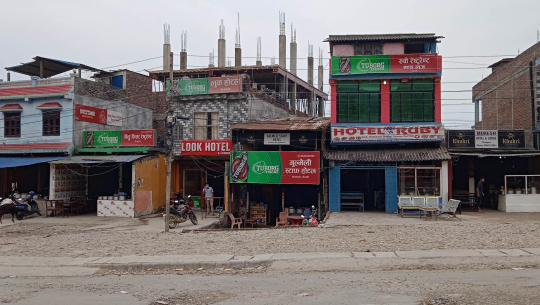 प्रशासनको निर्णय नमान्ने कैलालीका अटेरी व्यवसायी, रोकिएन मदिराको प्रचारप्रसार