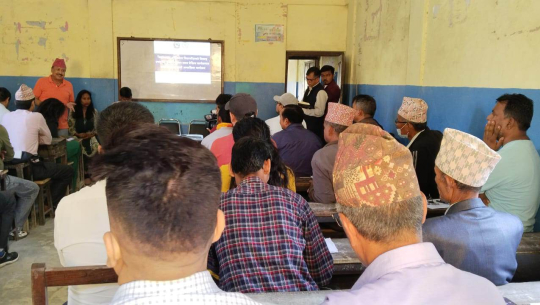 शून्य नजिता ल्याउने १७ विद्यालयलाई आफ्नै पारिश्रमिकबाट १० लाखको शैक्षिक सामग्री दिँदै नगरप्रमुख हमाल