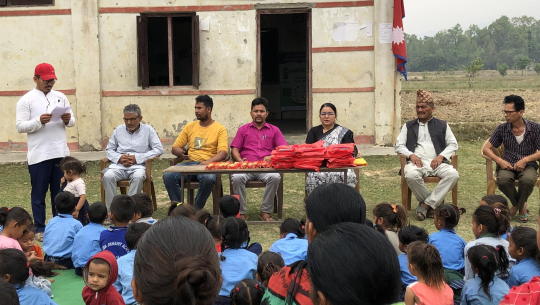 अधिकारीले गरिन एक विद्यालयका विद्यार्थीलाई पठनपाठनका सामाग्री वितरण